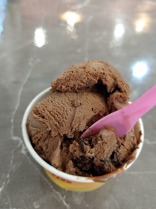 Scoops ice cream